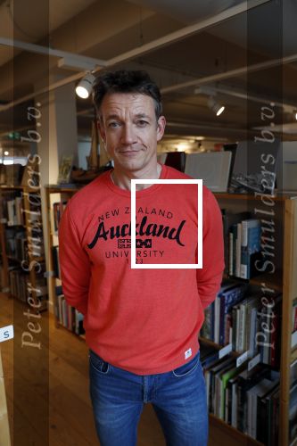 Amsterdam 15 april 2019
Boekpresentatie van Inge Ipenburg bij boekhandel Scheltema.
Simone Kleinsma krijgt het eerste exemplaar. Paul Groot