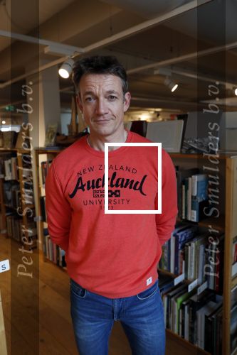 Amsterdam 15 april 2019
Boekpresentatie van Inge Ipenburg bij boekhandel Scheltema.
Simone Kleinsma krijgt het eerste exemplaar. Paul Groot