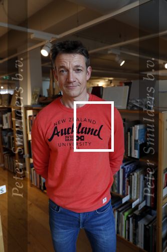 Amsterdam 15 april 2019
Boekpresentatie van Inge Ipenburg bij boekhandel Scheltema.
Simone Kleinsma krijgt het eerste exemplaar. Paul Groot