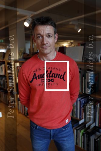 Amsterdam 15 april 2019
Boekpresentatie van Inge Ipenburg bij boekhandel Scheltema.
Simone Kleinsma krijgt het eerste exemplaar. Paul Groot