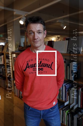 Amsterdam 15 april 2019
Boekpresentatie van Inge Ipenburg bij boekhandel Scheltema.
Simone Kleinsma krijgt het eerste exemplaar. Paul Groot