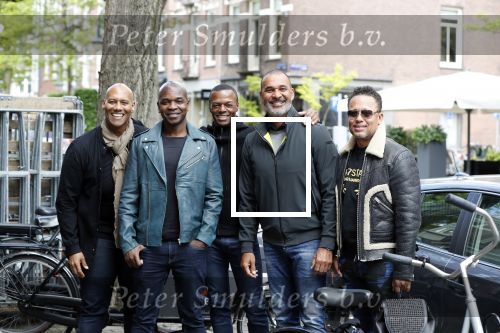 Amsterdam 9 mei 2019
Ruud Gullit en zijn vriendin Karin de Rooij komen replay tegen op de cornelis schuytstraat.