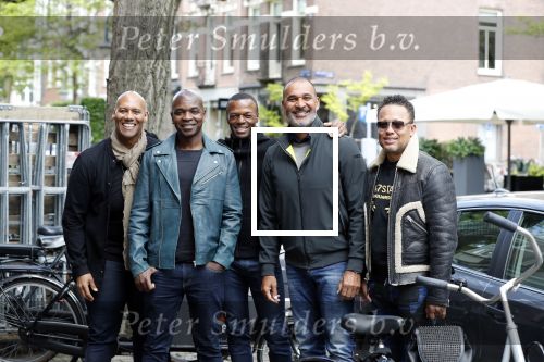 Amsterdam 9 mei 2019
Ruud Gullit en zijn vriendin Karin de Rooij komen replay tegen op de cornelis schuytstraat.