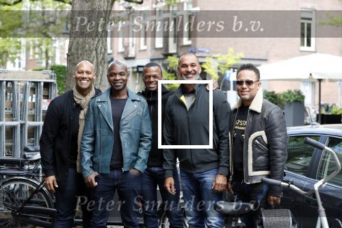 Amsterdam 9 mei 2019
Ruud Gullit en zijn vriendin Karin de Rooij komen replay tegen op de cornelis schuytstraat.