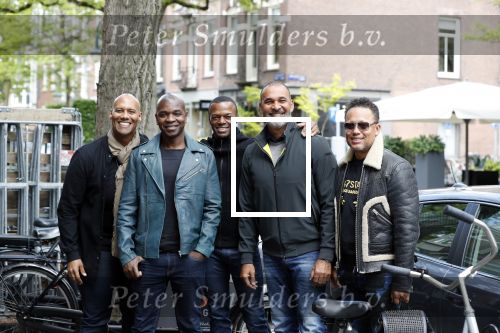 Amsterdam 9 mei 2019
Ruud Gullit en zijn vriendin Karin de Rooij komen replay tegen op de cornelis schuytstraat.