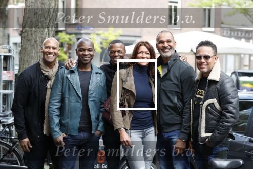 Amsterdam 9 mei 2019
Ruud Gullit en zijn vriendin Karin de Rooij komen replay tegen op de cornelis schuytstraat.