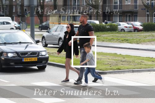 Alkmaar 3 april 2019
Rolf Tangel met zijn zoontje Romario en zijn zwangere vriendin op weg om een echo te maken.