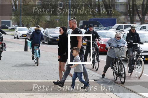 Alkmaar 3 april 2019
Rolf Tangel met zijn zoontje Romario en zijn zwangere vriendin op weg om een echo te maken.