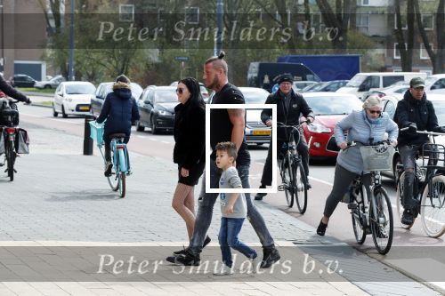 Alkmaar 3 april 2019
Rolf Tangel met zijn zoontje Romario en zijn zwangere vriendin op weg om een echo te maken.