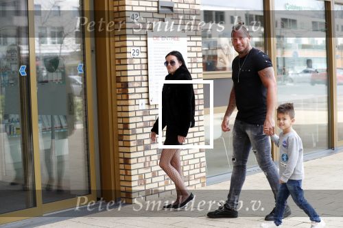 Alkmaar 3 april 2019
Rolf Tangel met zijn zoontje Romario en zijn zwangere vriendin op weg om een echo te maken.