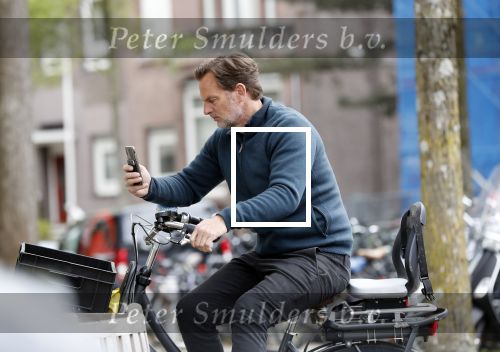 Amsterdam 7 mei 2019
Ronald de Boer met telefoon op de fiets