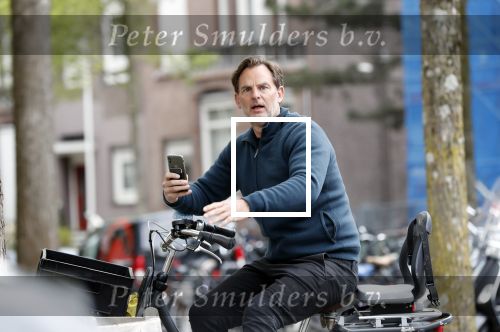 Amsterdam 7 mei 2019
Ronald de Boer met telefoon op de fiets