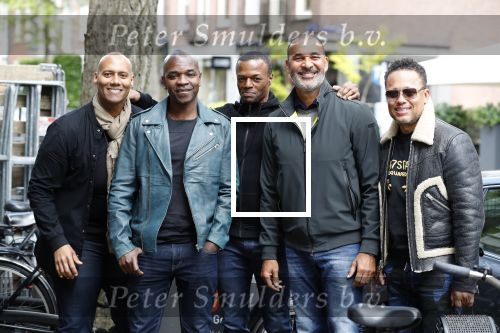 Amsterdam 9 mei 2019
Ruud Gullit en zijn vriendin Karin de Rooij komen replay tegen op de cornelis schuytstraat.
