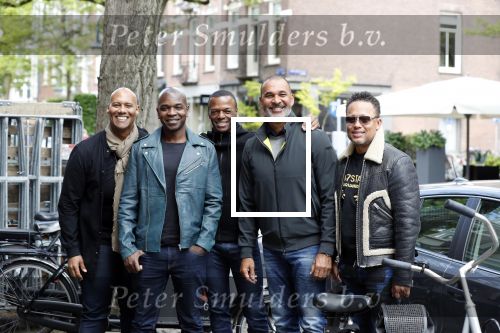 Amsterdam 9 mei 2019
Ruud Gullit en zijn vriendin Karin de Rooij komen replay tegen op de cornelis schuytstraat.
