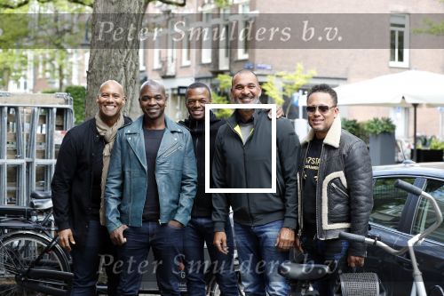 Amsterdam 9 mei 2019
Ruud Gullit en zijn vriendin Karin de Rooij komen replay tegen op de cornelis schuytstraat.