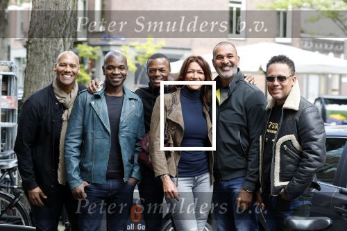 Amsterdam 9 mei 2019
Ruud Gullit en zijn vriendin Karin de Rooij komen replay tegen op de cornelis schuytstraat.