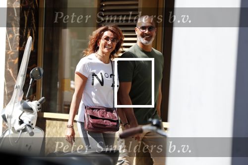 Amsterdam 20 april 2019
Ruud Gullit met zijn vriendin Karin de Rooij aan het winkelen