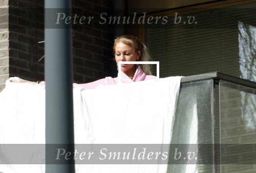 Amsterdam 3 en 5 april 2019
Maron Hill loopt naar zijn appartement . Barbie, Samantha de Jong hangt deken op op balkon van Maron.