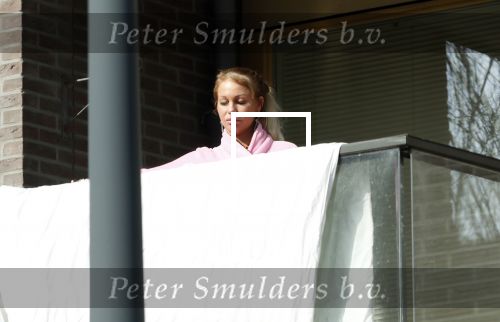 Amsterdam 3 en 5 april 2019
Maron Hill loopt naar zijn appartement . Barbie, Samantha de Jong hangt deken op op balkon van Maron.