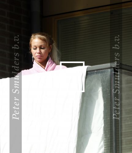 Amsterdam 3 en 5 april 2019
Maron Hill loopt naar zijn appartement . Barbie, Samantha de Jong hangt deken op op balkon van Maron.