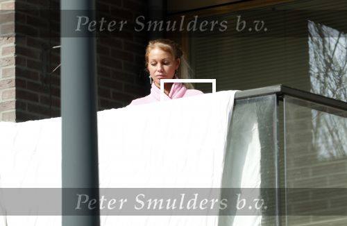 Amsterdam 3 en 5 april 2019
Maron Hill loopt naar zijn appartement . Barbie, Samantha de Jong hangt deken op op balkon van Maron.