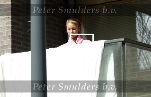 Amsterdam 3 en 5 april 2019
Maron Hill loopt naar zijn appartement . Barbie, Samantha de Jong hangt deken op op balkon van Maron.
