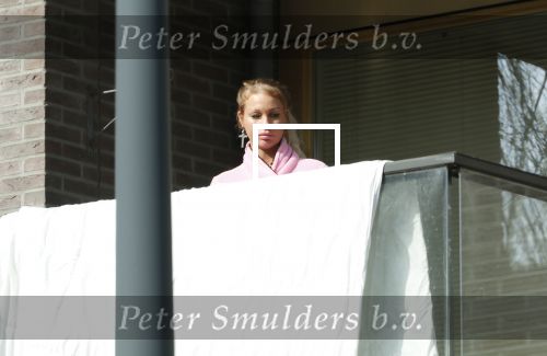Amsterdam 3 en 5 april 2019
Maron Hill loopt naar zijn appartement . Barbie, Samantha de Jong hangt deken op op balkon van Maron.
