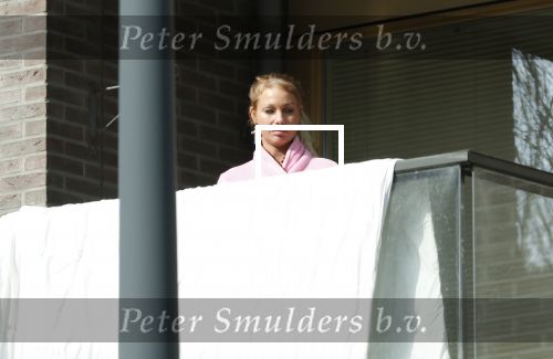 Amsterdam 3 en 5 april 2019
Maron Hill loopt naar zijn appartement . Barbie, Samantha de Jong hangt deken op op balkon van Maron.