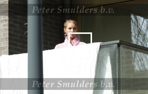 Amsterdam 3 en 5 april 2019
Maron Hill loopt naar zijn appartement . Barbie, Samantha de Jong hangt deken op op balkon van Maron.