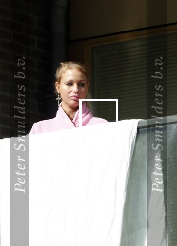 Amsterdam 3 en 5 april 2019
Maron Hill loopt naar zijn appartement . Barbie, Samantha de Jong hangt deken op op balkon van Maron.