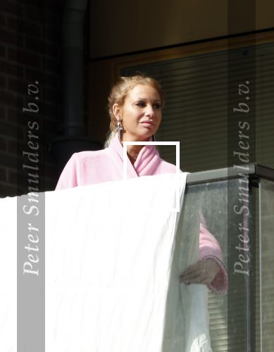 Amsterdam 3 en 5 april 2019
Maron Hill loopt naar zijn appartement . Barbie, Samantha de Jong hangt deken op op balkon van Maron.