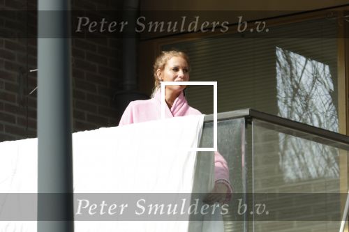 Amsterdam 3 en 5 april 2019
Maron Hill loopt naar zijn appartement . Barbie, Samantha de Jong hangt deken op op balkon van Maron.