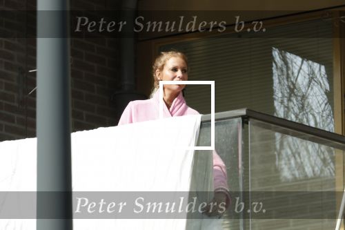 Amsterdam 3 en 5 april 2019
Maron Hill loopt naar zijn appartement . Barbie, Samantha de Jong hangt deken op op balkon van Maron.