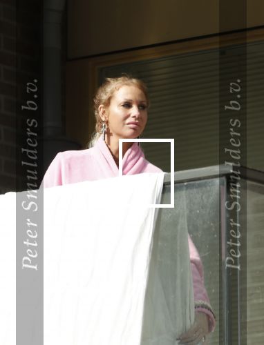 Amsterdam 3 en 5 april 2019
Maron Hill loopt naar zijn appartement . Barbie, Samantha de Jong hangt deken op op balkon van Maron.