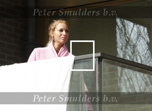 Amsterdam 3 en 5 april 2019
Maron Hill loopt naar zijn appartement . Barbie, Samantha de Jong hangt deken op op balkon van Maron.