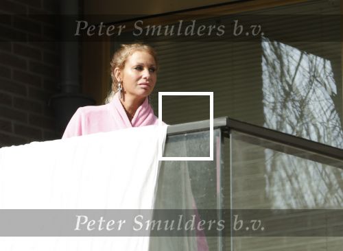 Amsterdam 3 en 5 april 2019
Maron Hill loopt naar zijn appartement . Barbie, Samantha de Jong hangt deken op op balkon van Maron.
