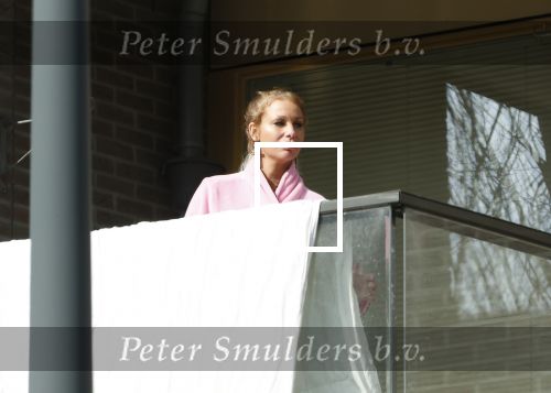 Amsterdam 3 en 5 april 2019
Maron Hill loopt naar zijn appartement . Barbie, Samantha de Jong hangt deken op op balkon van Maron.