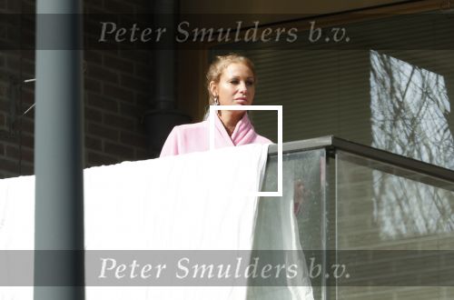 Amsterdam 3 en 5 april 2019
Maron Hill loopt naar zijn appartement . Barbie, Samantha de Jong hangt deken op op balkon van Maron.