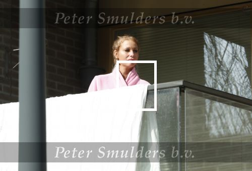 Amsterdam 3 en 5 april 2019
Maron Hill loopt naar zijn appartement . Barbie, Samantha de Jong hangt deken op op balkon van Maron.
