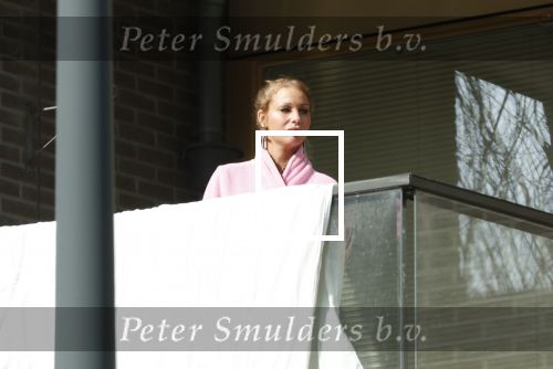 Amsterdam 3 en 5 april 2019
Maron Hill loopt naar zijn appartement . Barbie, Samantha de Jong hangt deken op op balkon van Maron.