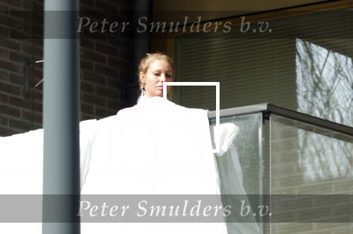 Amsterdam 3 en 5 april 2019
Maron Hill loopt naar zijn appartement . Barbie, Samantha de Jong hangt deken op op balkon van Maron.