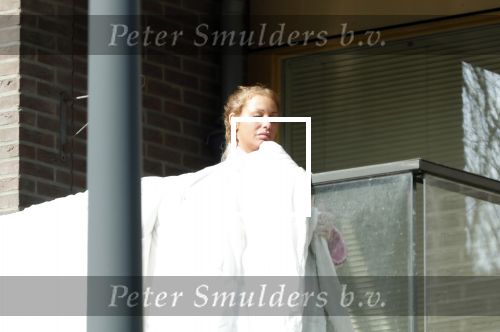 Amsterdam 3 en 5 april 2019
Maron Hill loopt naar zijn appartement . Barbie, Samantha de Jong hangt deken op op balkon van Maron.