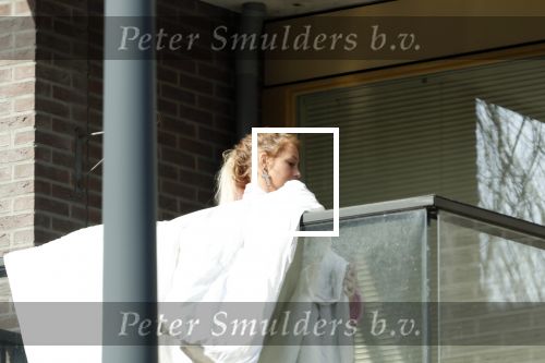 Amsterdam 3 en 5 april 2019
Maron Hill loopt naar zijn appartement . Barbie, Samantha de Jong hangt deken op op balkon van Maron.