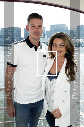 Amsterdam 7 april 2019
John de Bever Sieneke en Marianne Weber op een grote boot met allemaal gasten.
Sieneke met haar man