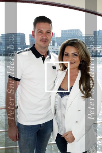 Amsterdam 7 april 2019
John de Bever Sieneke en Marianne Weber op een grote boot met allemaal gasten.
Sieneke met haar man