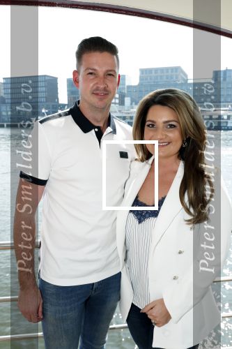 Amsterdam 7 april 2019
John de Bever Sieneke en Marianne Weber op een grote boot met allemaal gasten.
Sieneke met haar man