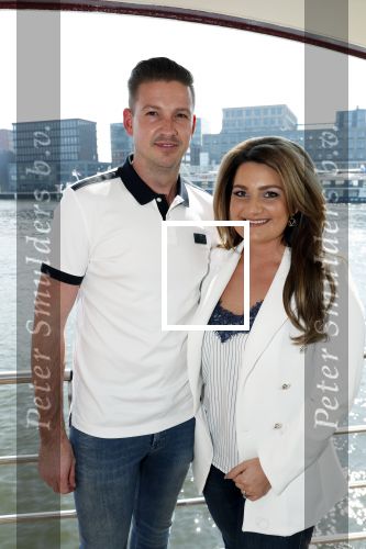 Amsterdam 7 april 2019
John de Bever Sieneke en Marianne Weber op een grote boot met allemaal gasten.
Sieneke met haar man