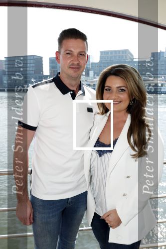Amsterdam 7 april 2019
John de Bever Sieneke en Marianne Weber op een grote boot met allemaal gasten.
Sieneke met haar man