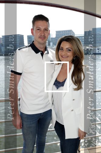 Amsterdam 7 april 2019
John de Bever Sieneke en Marianne Weber op een grote boot met allemaal gasten.
Sieneke met haar man