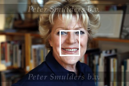 Amsterdam 15 april 2019
Boekpresentatie van Inge Ipenburg bij boekhandel Scheltema.
Simone Kleinsma krijgt het eerste exemplaar.